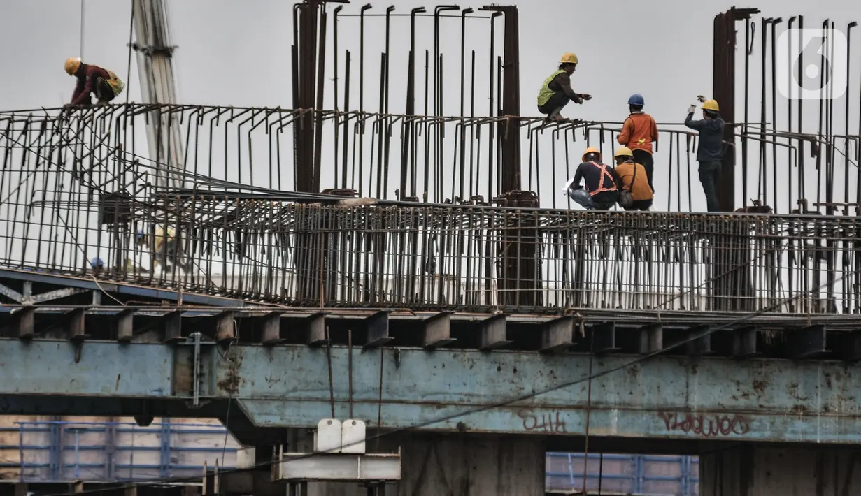 Aktivitas pekerja saat menyelesaikan proyek pembangunan jalan layang atau Flyover Cakung, Jakarta, Kamis (2/7/2020). Proyek flyover berbiaya Rp261 miliar itu ditargetkan rampung Desember 2020 dan diharapkan mampu mengurai titik kemacetan akibat perlintasan sebidang. (merdeka.com/Iqbal S Nugroho)