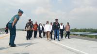 Presiden Jokowi saat meresmikan empat ruas tol Trans Jawa seksi Jawa Timur. (Merdeka.com/Titin Supriatin)