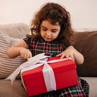 Rekomendasi kado bermanfaat untuk anak pra sekolah yang tidak hanya menyenangkan, tetapi juga mendukung tumbuh kembang. (Foto: lookstudio/Freepik)