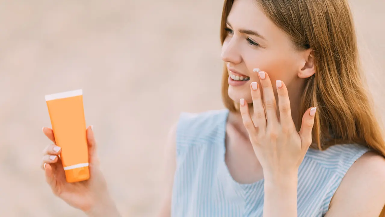 ilustrasi Bolehkah Pakai Sunscreen Tanpa Pelembap? Berikut Jawabannya/Shopping King Louie/shutterstock