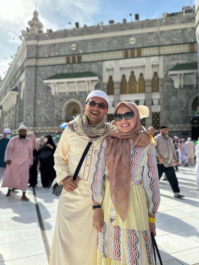 8 Potret Sahrul Gunawan dan Istri Jalani Ibadah Haji, Ajak Mertua