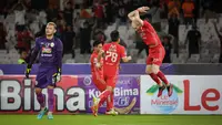 Persija Jakarta mengakhiri kompetisi BRI Liga 1 2022/2023 dengan finis di posisi kedua dari 18 kontestan. Dalam laga di pekan pamungkas, Persija Jakarta yang bersaing dengan Persib Bandung memperebutkan posisi runner-up demi tiket playoff AFC Cup mampu menang besar 5-0 atas PSS Sleman di Stadion Utama Gelora Bung Karno (SUGBK), Sabtu (15/4/2023) malam WIB. Michael Krmenick menjadi bintang kemenangan dengan mencetak hattrick. Sementara di GBLA, Persib justru takluk 1-4 dari tamunya Persikabo 1973 hingga harus puas menempati peringkat ketiga di klasemen akhir dengan raihan 62 poin, berselisih 4 angka dari Persija di peringkat kedua. (Bola.com/Bagaskara Lazuardi)