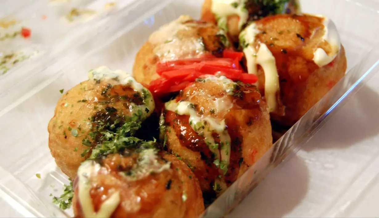 Jajanan yang terbuat dari adonan tepung terigu ini diisi potongan gurita, namun isinya bisa beragam seperti keju, sosis atapun daging asap. Takoyaki dimakan lengkap dengan saus bulldog, mayonaise, serta taburan katsu bushi dan nori. (huffingtonpost.com)