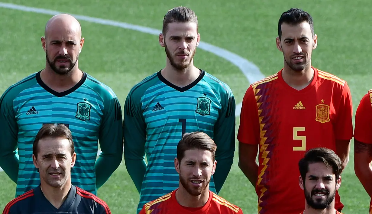 Jersey terbaru kiper timnas Spanyol yang digunakan Pepe Reina (kiri) dan David de Gea (kedua kiri) saat memperkenalkan jersey terbaru di "Ciudad del Futbol" di Las Rozas, dekat Madrid (8/11). (AFP Photo/Pierre Philippe Marcou)