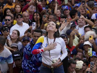 Pemimpin oposisi Venezuela, Maria Corina Machado saat berpidato di hadapan para pendukungnya dalam sebuah aksi protes menentang Presiden Nicolas Maduro di Caracas, Venezuela, 9 Januari 2025, sehari sebelum upacara pelantikan Maduro untuk masa jabatan ketiga. (AP Photo/Ariana Cubillos)