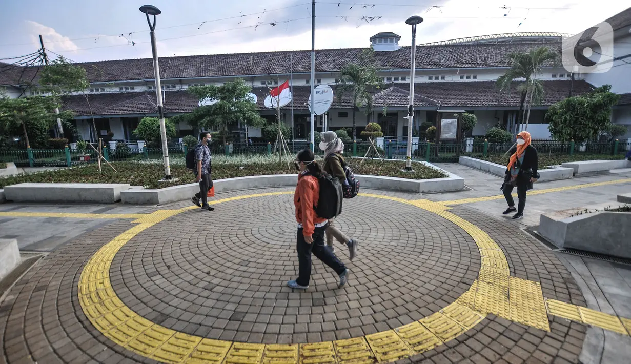 Calon penumpang KRL berjalan di depan Stasium Manggarai, Jakarta, Kamis (30/9/2021). Revitalisasi Stasiun Manggarai bagian dari empat stasiun terpadu di Ibu Kota yang terintegrasi dengan moda transportasi lainnya. (merdeka.com/Iqbal S. Nugroho)
