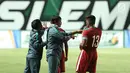 Pelatih Timnas Indonesia U-19, Indra Sjafri (tengah) memberi arahan pada Rachmad Irianto saat melawan PSS di Stadion Maguwohardjo, Sleman, Sabtu (12/8). Laga ini persiapan Timnas sebelum Piala AFF U-18, Myanmar. (Liputan6.com/Helmi Fithriansyah)