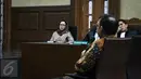 Terdakwa kasus korupsi proyek pembangunan listrik mikrohidro yang juga mantan anggota DPR dari F-Hanura Dewie Yasin Limpo (kiri) mendengarkan kesaksian Menteri ESDM Sudirman Said di Pengadilan Tipikor, Jakarta, Senin (4/4). (Liputan6.com/Faizal Fanani)