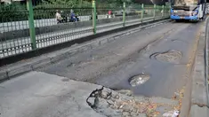 Bus Transjakarta melintas di jalan Galunggung yang rusak dan berlubang di Setia Budi, Jakarta, Selasa (30/7/2019). Jalan yang rusak tersebut mengakibatkan bus melaju dengan kecepatan lambat. (merdeka.com/Iqbal S Nugroho)