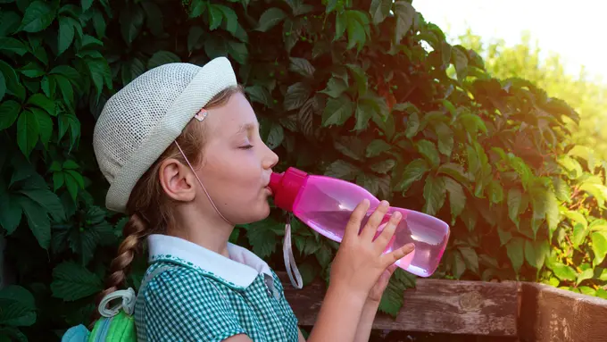 Jangan Sampai Berlumut, Begini Tips Membersihkan Botol Minum Plastik Anak dengan Benar