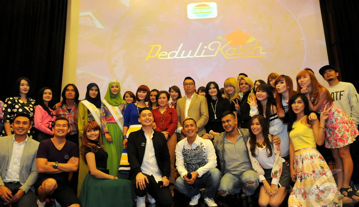 Sejumlah pengisi acara HUT Indosiar seusai konferensi pers di SCTV Tower, Senayan, Jakarta, Senin (5/1/2015). (Liputan6.com/Faisal R Syam)