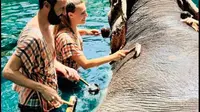 Atraksi mandikan gajah di Koh Yao Elephant Care Centre. (dok. Facebook Koh Yao Elephant Care Centre)