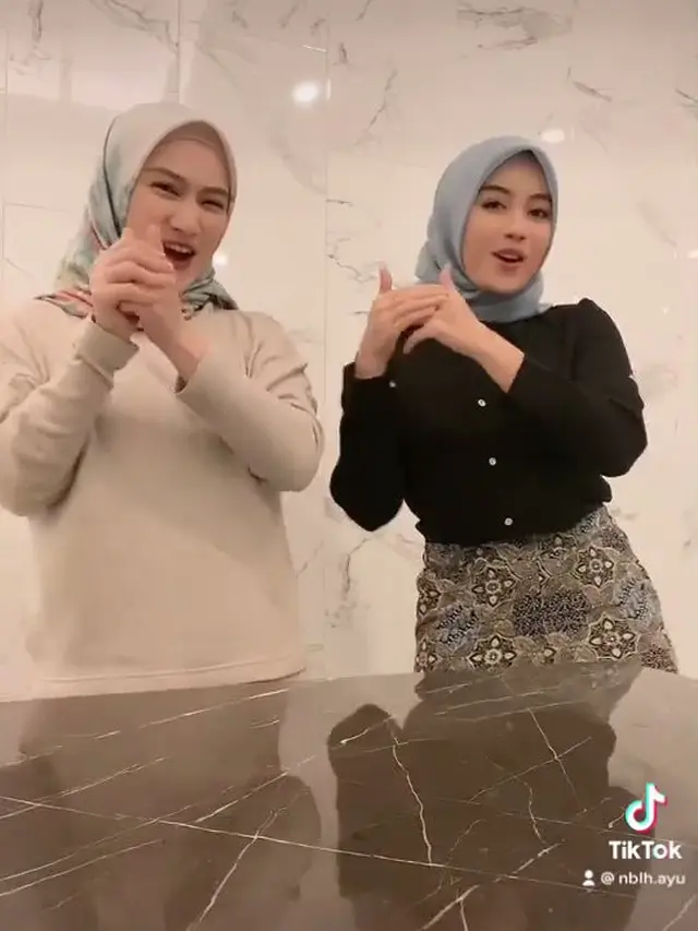 Tampil Kompak Behijab, Ini 7 Nabilah Ayu dan Melody Laksani yang Curi Perhatian