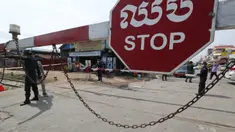 Petugas kepolisian setempat berjaga di jalan yang diblokir dekat bandara Internasional Phnom Penh di Phnom Penh, Kamis (15/4/2021). Pemimpin Kamboja memutuskan untuk lockdown atau karantina Phnom Penh selama dua minggu mulai Kamis (15/4) menyusul kenaikan tajam kasus COVID-19. (AP Photo/Heng Sinith)