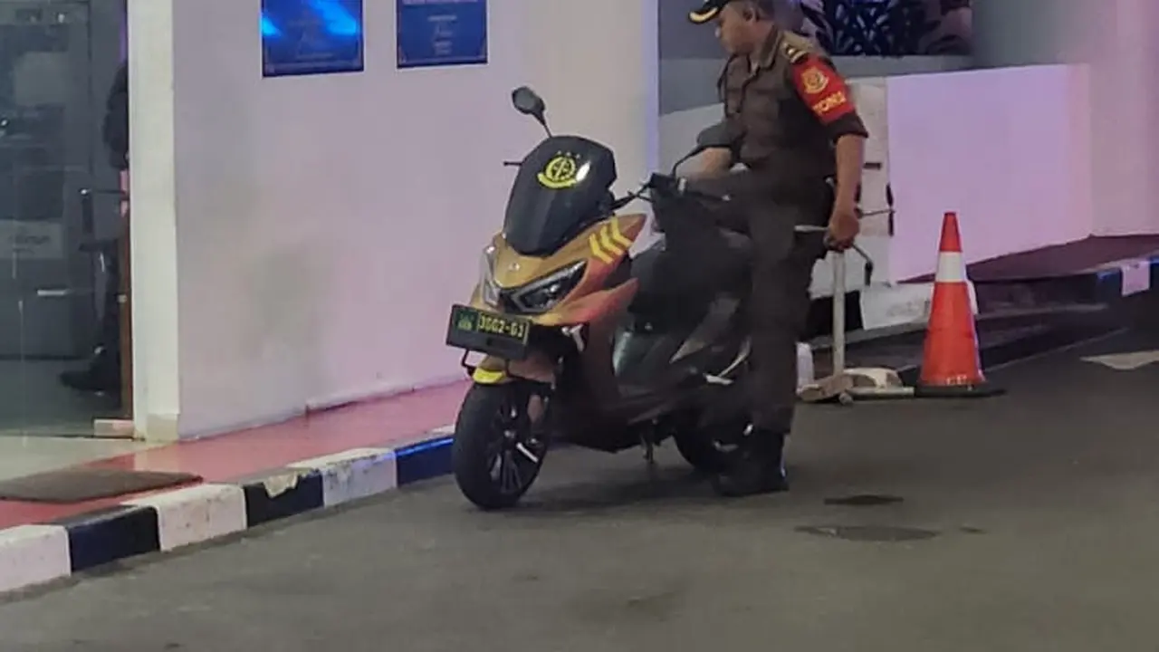 Petugas pengamanan dalam (pamdal) Kejagung kembali menembak jatuh drone yang melintas di atas gedung Kejagung. (Merdeka.com/Bachtiarudin Alam)