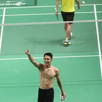 Tunggal putra Indonesia, Jonatan Christie merayakan kemenangan atas pemain Chinese Taipei, Chou Tienchen di final bulutangkis perseorangan Asian Games 2018, Istora GBK, Jakarta, Selasa (28/8). Jonatan Christie unggul 2-1. (Liputan6.com/Helmi Fithriansyah