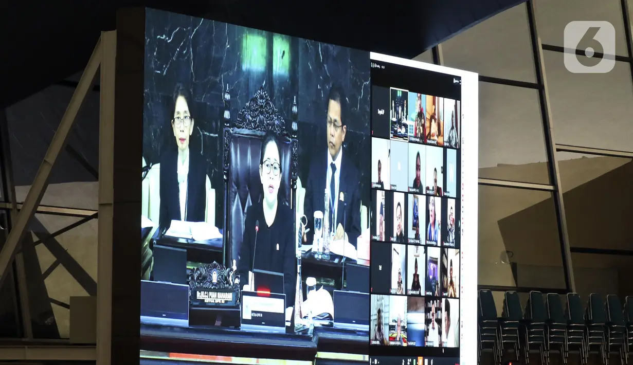 Layar menunjukkan Ketua DPR Puan Maharani saat memimpin Rapat Paripurna Pembukaan Masa Sidang III Tahun 2019-2020 di Kompleks Parleman, Jakarta, Senin (30/3/2020). Rapat Paripurna dihadiri 45 anggota secara langsung dan 297 secara virtual. (Liputan6.com/Johan Tallo)