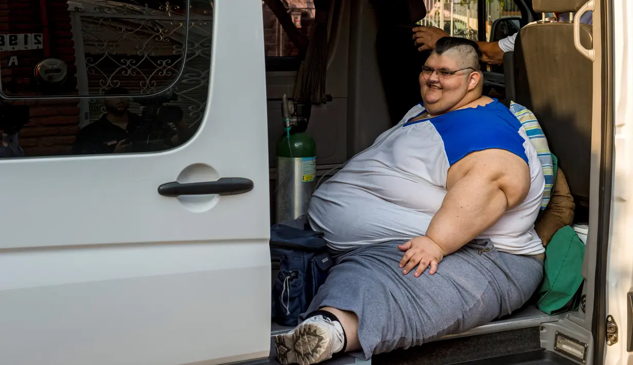 Pria asal Meksiko  yang berusia 32 tahun, Juan Pedro Franco menaiki mobil bersiap menuju rumah sakit untuk menjalani perawatan di Guadalajara, Meksiko (5/5). (AFP Photo/Hector Guerrero)