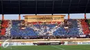 Ribuan suporter rmembentangkan kertas berwarna membentuk sebuah gambar pada laga Persib melawan PBFC di Stadion Si Jalak Harupat, Bandung, Sabtu (26/9/2015). Persibu nggul 2-1 dan lolos ke Semifinal PialaPresiden 2015. (Liputan6.com/Helmi Fithriansyah)