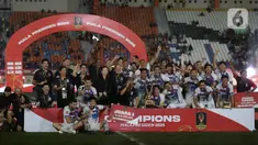 Pemain dan official tim Port FC merayakan gelar juara turnamen Piala Presiden 2025 di Stadion Si Jalak Harupat, Bandung, Jawa Barat, Minggu (13/7/2025). (Liputan6.com/Helmi Fithriansyah)