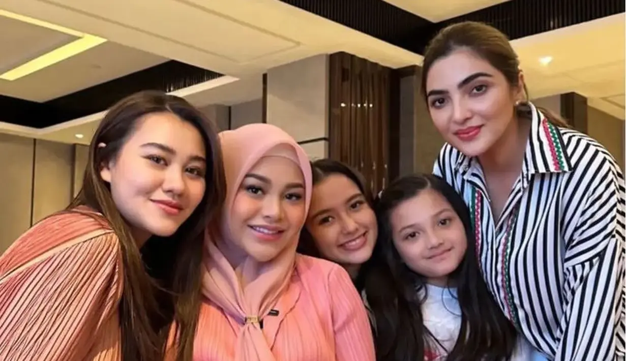 Ketika memberikan kejutan ulang tahun kepada Ashanty, Aaliyah dan Aurel pun kompak mengenakan baju plisket warna pink.  [@aaliyah.massaid]