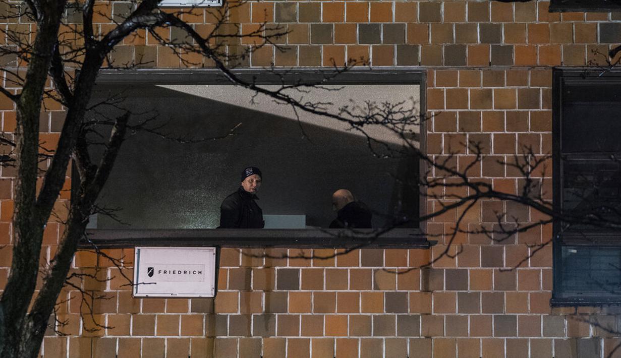 Penyelidik terlihat pada lokasi kebakaran gedung apartemen di Bronx, New York, Amerika Serikat, 9 Januari 2022. Sebanyak 19 orang tewas dalam kebakaran maut tersebut. (AP Photo/Jeenah Moon)