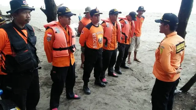 Tim SAR Gabungan mencari keberadaan empat remaja masjid yang jadi korban tenggelam di Pantai Petanahan, Kebumen. (Foto: Liputan6.com/Basarnas/Muhamad Ridlo)