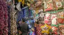 Sejumlah calon pembeli memilih pernak-pernik Natal di Pasar Asemka, Jakarta, Kamis (10/12/2020). Pernak-pernik bertema Natal mulai dari hiasan hingga pohon natal tersebut dijual dari harga Rp20.000 hingga Rp15,9 juta. (Liputan6.com/Faizal Fanani)