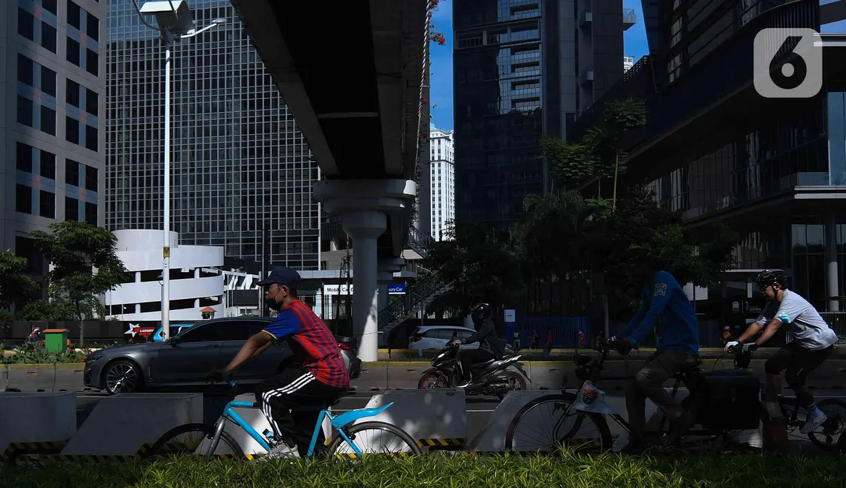 Warga bersepeda di kawasan Bundaran, Hotel Indonesia, Jakarta, Minggu (20/3/2022). Warga mulai ramai beraktifitas olahraga saat Jakarta kembali menerapkan kebijakan PPKM level 2. (Liputan6.com/Herman Zakharia)