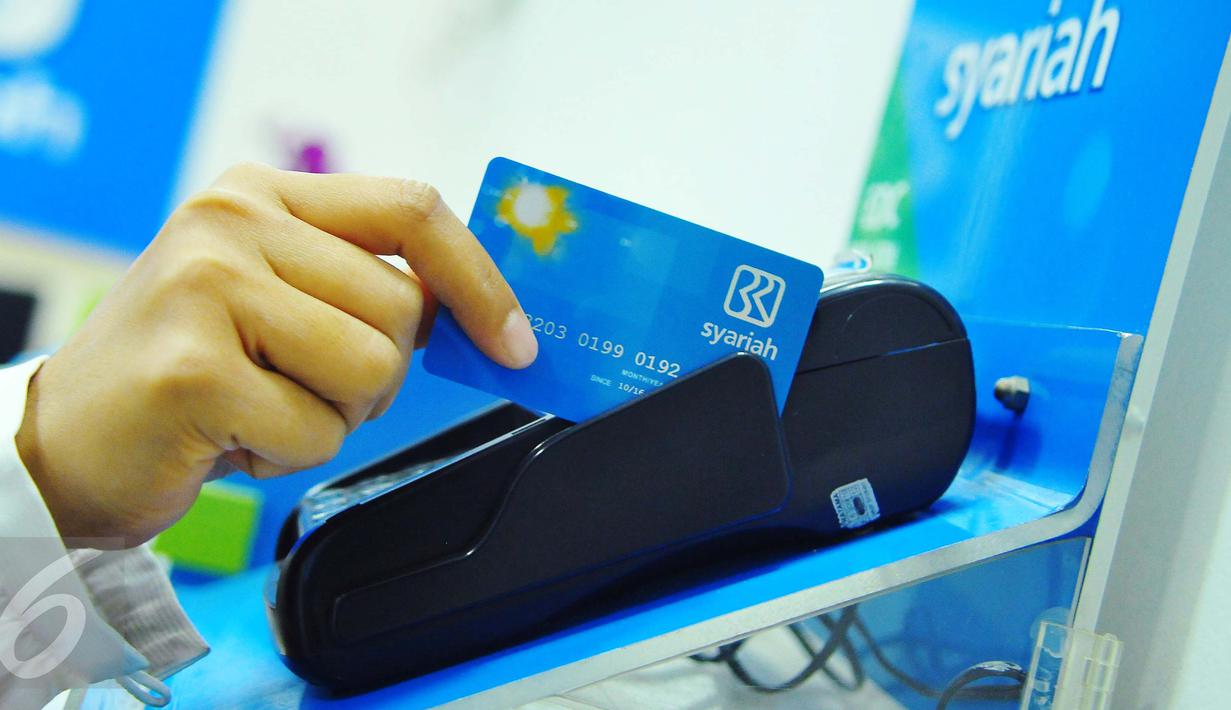 Nasabah bertransaksi di perbankan Syariah di BRI Syariah, Jakarta, Kamis (9/2). Perbankan syariah dinilai perlu menjaga momentum pertumbuhan dan pangsa pasar yang berlangsung sepanjang 2017. (Liputan6.com/Angga Yuniar)