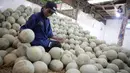 Pedagang menata melon di Pasar Induk Sayur Buah Kramat Jati, Jakarta, Selasa (5/4/2022). Memasuki bulan suci Ramadhan, permintaan buah-buahan mengalami peningkatan untuk diolah menjadi menu berbuka puasa. (Liputan6.com/Faizal Fanani)