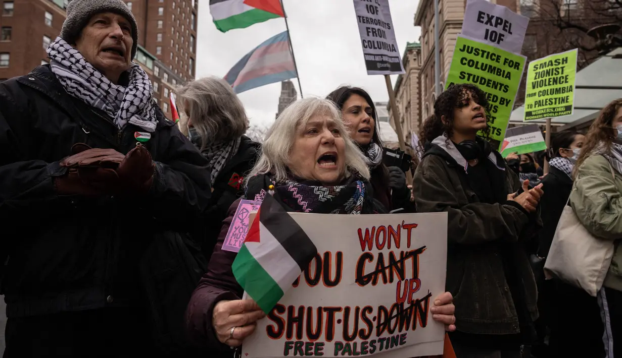 Para pengunjuk rasa menuntut pemerintah Amerika Serikat mendukung gencatan senjata di Jalur Gaza, Palestina. (Yuki IWAMURA/AFP)