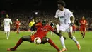 Bek Liverpool, Mamadou Sakho, dibayangi pemain Augsburg, Caiuby. Sebelumnya pada leg pertama kedua tim bermain imbang 0-0. (Reuters/Carl Recine)
