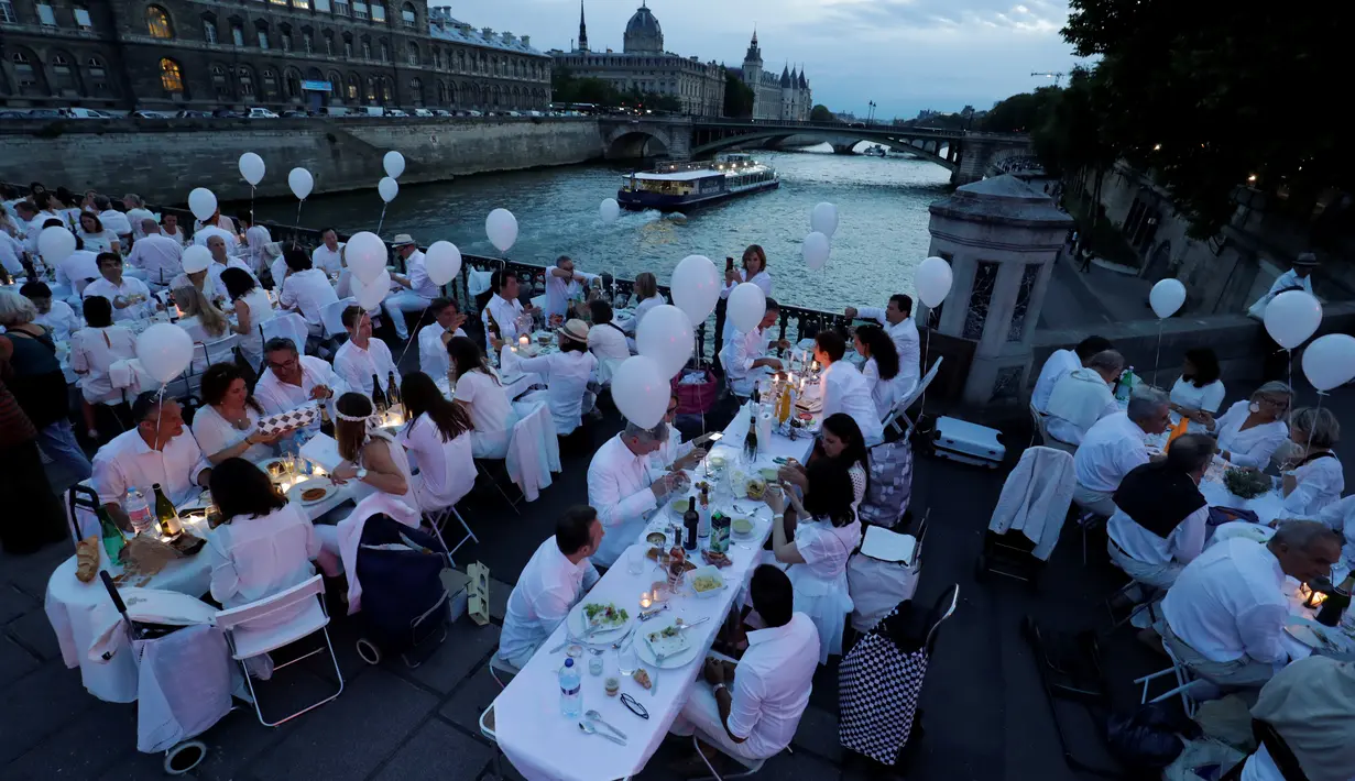 Suasana di acara "Diner en Blanc" edisi ke-29 di Paris, Kamis (8/6). Ada sekitar 35.000 orang yang masuk dalam daftar tunggu dan akhirnya tak bisa mengikuti acara. (AFP PHOTO / Thomas SAMSON)
