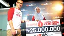 Wiwi Handayani selaku juara pertama  Music Video Contest Vidio.com mendapat hadiah sebesar 25 juta , Jakarta, Jumat (30/1/2015). (Liputan6.com/Faisal R Syam)