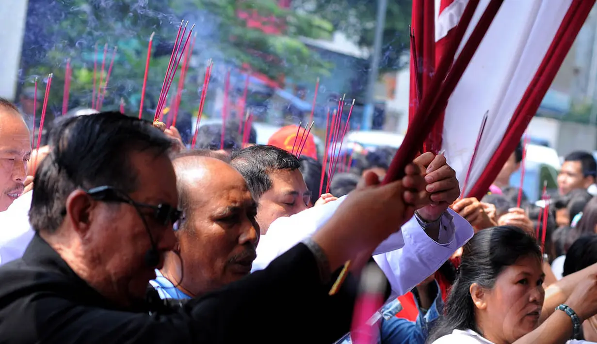 Sebelum memulai perayaan Peh Cun, warga Tionghoa beribadah bersama di depan dermaga Sungai Cisadane, Kota Tangerang, Senin (2/6/14). (Liputan6.com/Faisal R Syam)