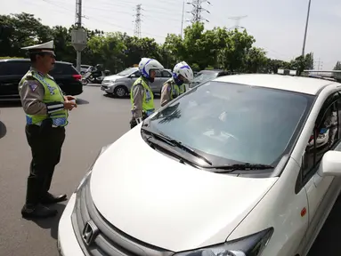 Polisi menggelar razia kendaraan pribadi yang menggunakan rotator pada mobilnya di Jakarta, Jumat (13/10). Lampu isyarat, rotator atau sirine tersebut hanya boleh digunakan untuk kendaraan petugas berwenang. (Liputan6.com/Angga Yuniar)