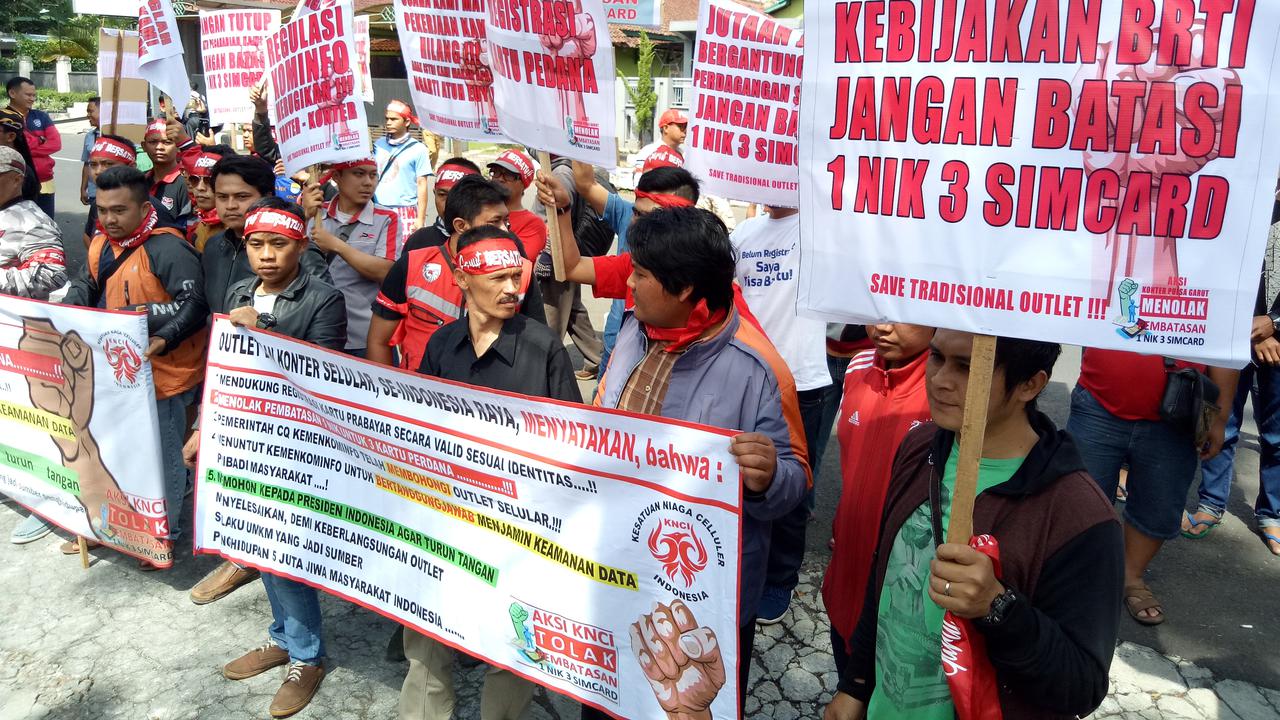 Pedagang Kartu SIM Perdana: Registrasi Yes, Pembatasan No