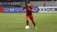 Bek Timnas Indonesia, Alfath Faathier, menggiring bola saat melawan Timor Leste pada laga Piala AFF 2018 di SUGBK, Jakarta, Selasa (13/11). Indonesia menang 3-1 atas Timor Leste. (Bola.com/Yoppy Renato)