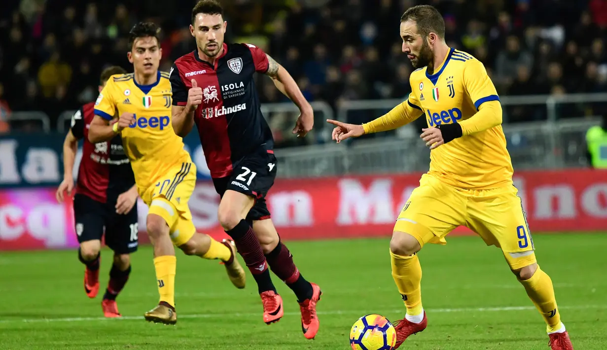 Striker Juventus, Gonzalo Higuain, menggiring bola saat melawan Cagliari pada laga Serie A Italia di Stadion Sardegna, Cagliari, Sabtu (6/1/2018). Cagliari kalah 0-1 dari Juventus. (AFP/Miguel Medina)