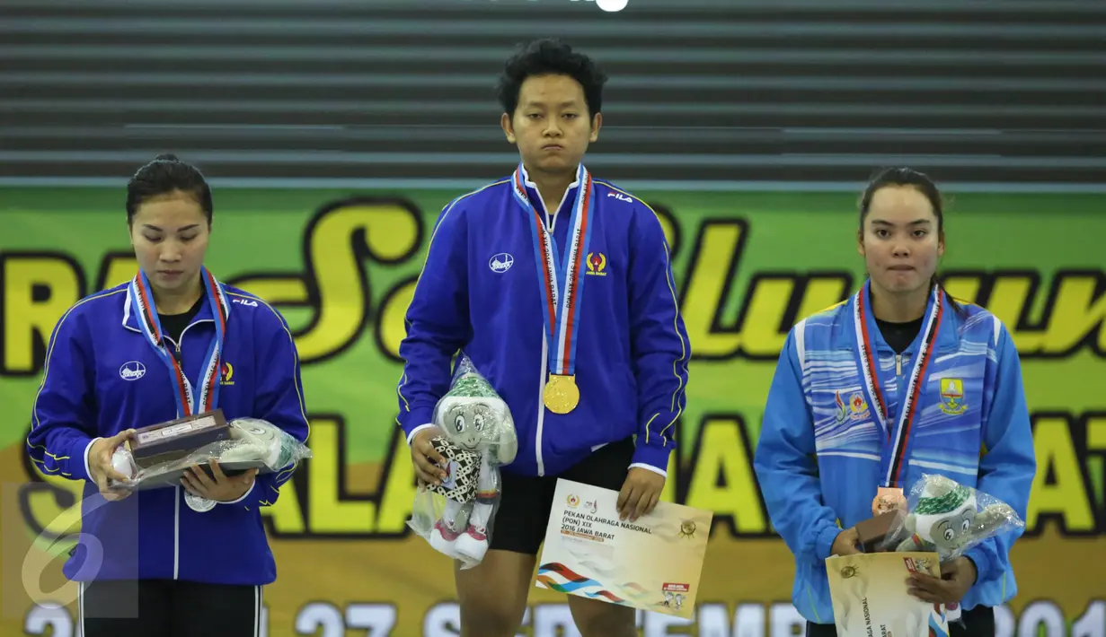 Kiri ke Kanan, Lifter Jabar Dewi Safitri, Syarah Anggraini dan Yulia Eka Masweni (Jambi) saat berada di podium kemenangan kelas 53 kg PON XIX Jabar di Gelora Sabilulungan, Kab Bandung, Selasa (20/9). (Liputan6.com/Helmi Fithriansyah)