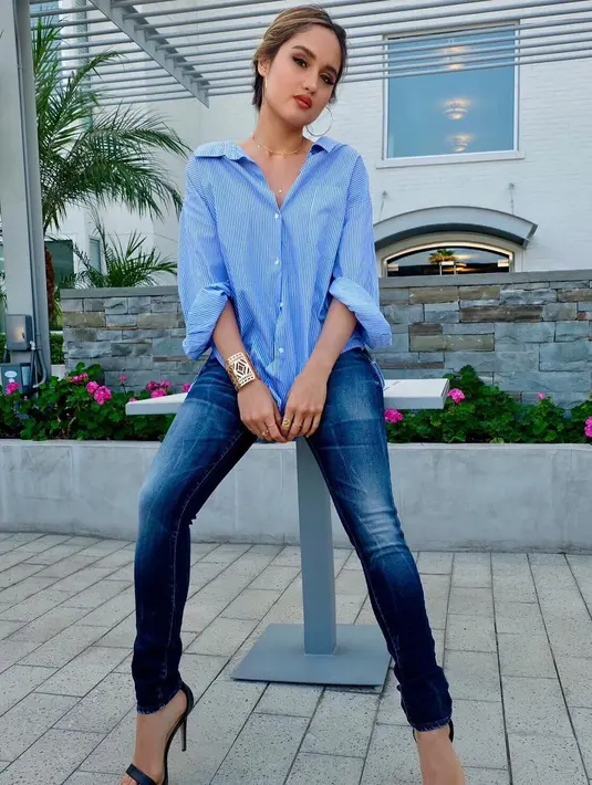 Perpaduan celana jeans dan kemeja lengan panjang ini membuat Cinta Laura terlihat cantik dan elegan. (Foto: instagram.com/claurakiehl)