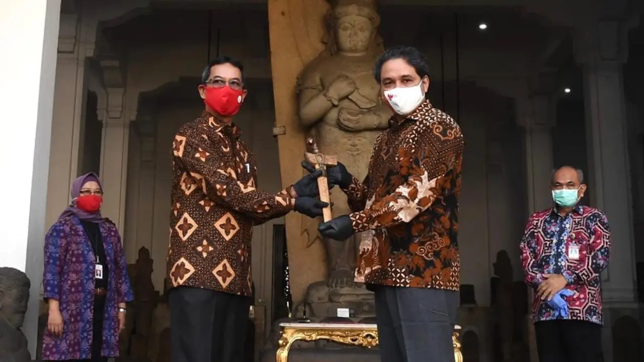 Sekretariat Presiden menyerahkan benda pusaka berupa keris Bugis kepada Museum Nasional Indonesia, Kamis (27/8/2020)