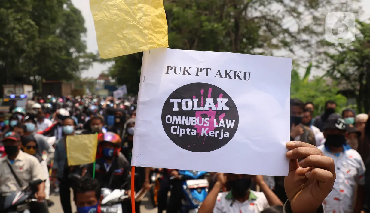 Buruh membawa spanduk saat melakukan aksi di Kota Tangerang, Banten, Selasa (6/10/2020). Dalam aksi tersebut mereka menolak UU Omnibus Law Cipta Kerja yang sudah disahkan oleh DPR RI. (Liputan6.com/Angga Yuniar)