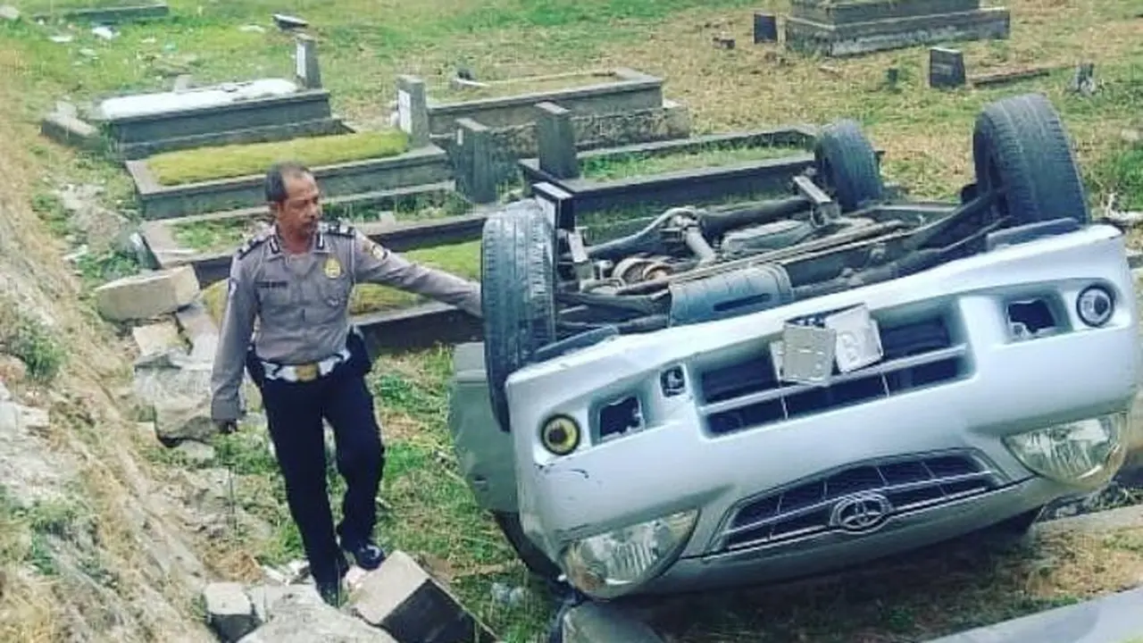 Mobil Ini Terprosok ke Pemakaman di Tanah Kusir