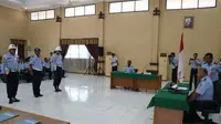 Sidang disiplin Satpomau Lanud Muljono Surabaya, Peltu YNS  dipimpin langsung oleh hakim disiplin Komandan Lanud Muljono Surabaya, Kolonel Pnb Budi Ramelan. (Liputan6.com/Dian Kurniawan)