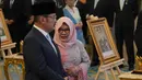 Presiden ke-2 RI, Soeharto menjadi satu dari 10 tokoh yang diberikan gelar pahlawan nasional di Istana Negara, Jakarta, Senin (10/11/2025). Tampak dalam foto, Putri sulung mendiang Presiden ke-2 RI, Suharto, Siti Hardiyanti Rukmana berunding dengan kakaknya Bambang Trihatmojo saat upacara pemberian gelar pahlawan nasional kepada sepuluh tokoh di Istana Negara di Jakarta, Senin 10 November 2025. (AP Photo/Achmad Ibrahim)