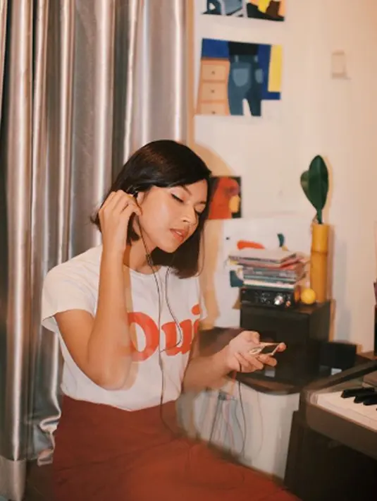 Vira memberi warna baru bagi industri musik Indonesia terkhusus pada genre musik indie. Karya musik Vira Talisa dapat disebut sebagai retro-pop.  (Liputan6.com/IG/viratalisa)