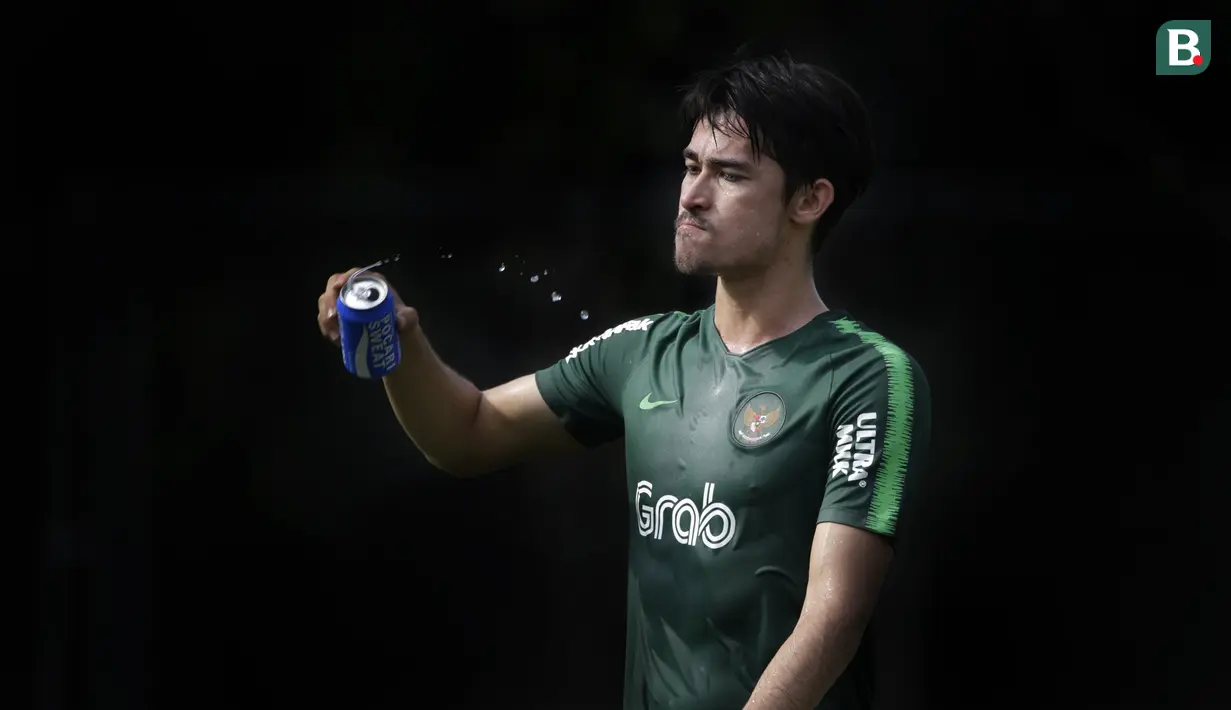 Pemain Timnas Indonesia, Gavin Kwan, melepas dahaga saat latihan di Lapangan ABC Senayan, Jakarta, Selasa (20/11). Latihan ini persiapan jelang laga Piala AFF 2018 melawan Filipina. (Bola.com/Vitalis Yogi Trisna)