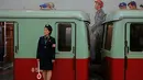 Seorang petugas berdiri dekat kereta yang tengah berhenti di stasiun kereta bawah tanah atau metro Pyongyang, Korea Utara, 13 September 2018. Kereta yang digunakan merupakan peninggalan masa Jerman Timur. (AP Photo/Kin Cheung)